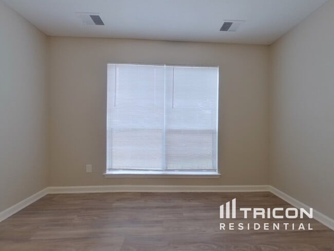 Building Photo - 1401 May Oak Cir