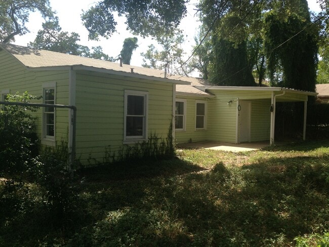 Building Photo - 1104 N LBJ Dr