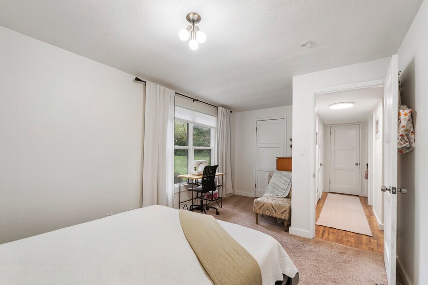 Building Photo - 5824 Hillcrest Dr SW