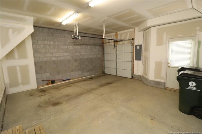 Building Photo - 416 Oak Pine Dr