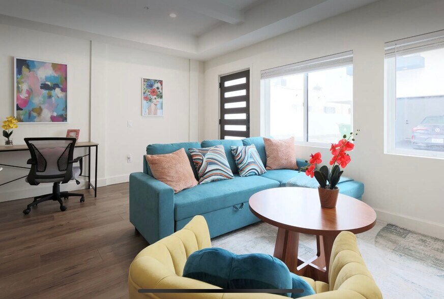 Building Photo - 2806 S Palm Grove Ave