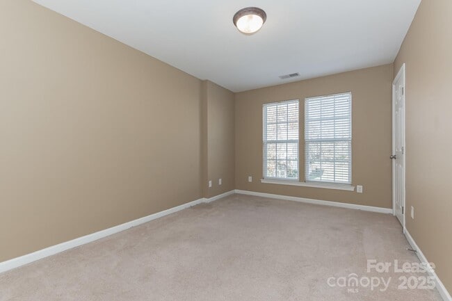 Building Photo - 165 N Arcadian Way