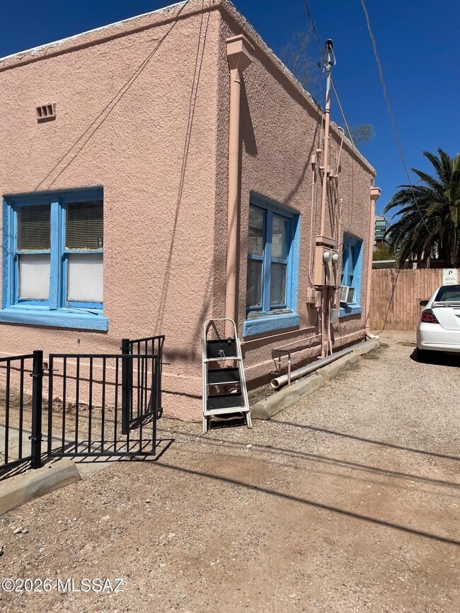 Building Photo - 334 N Vine Ave