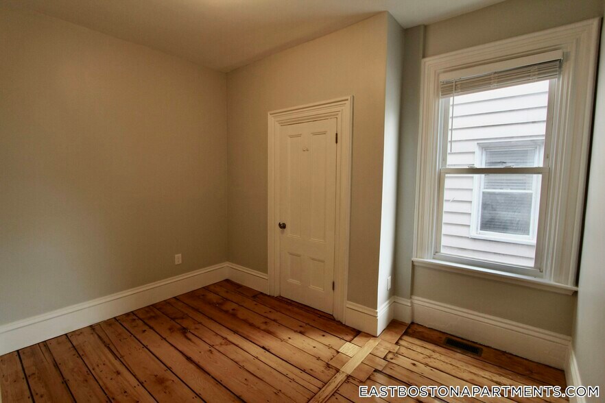 Building Photo - 126 Saratoga St