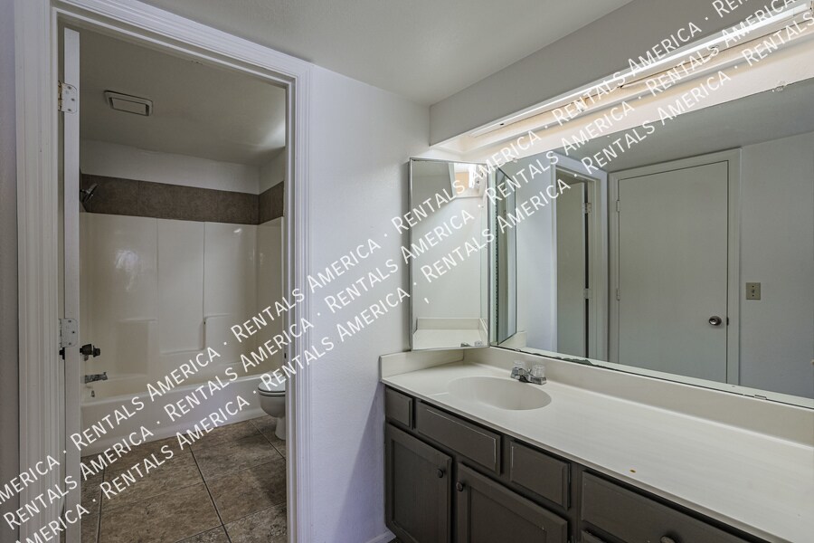 Building Photo - 633 W Southern Ave