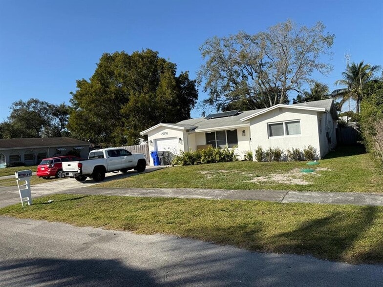 Building Photo - 6891 Scott St