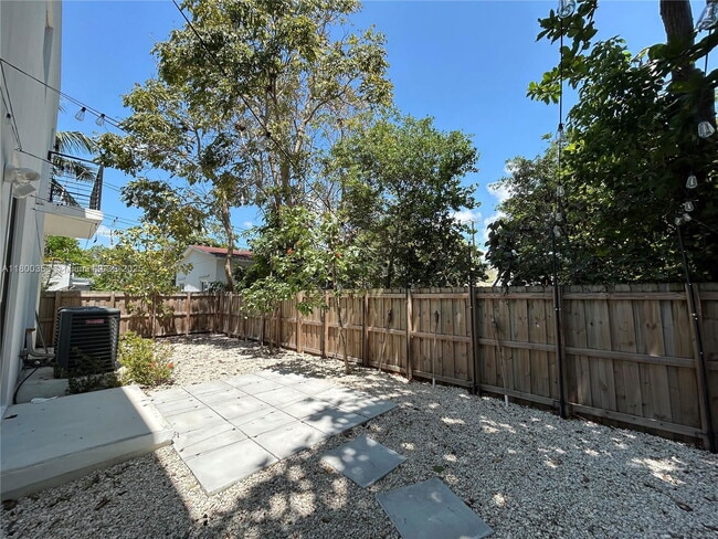 Building Photo - 3823 Thomas Ave