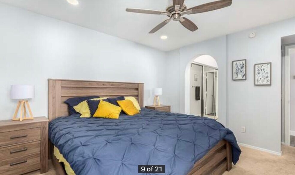 Building Photo - 1880 E Morten Ave