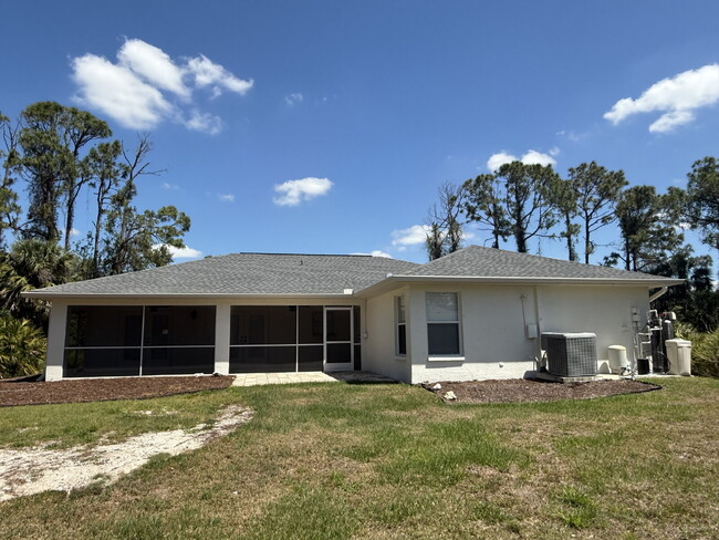 Building Photo - "3-Bedroom North Port Home!"