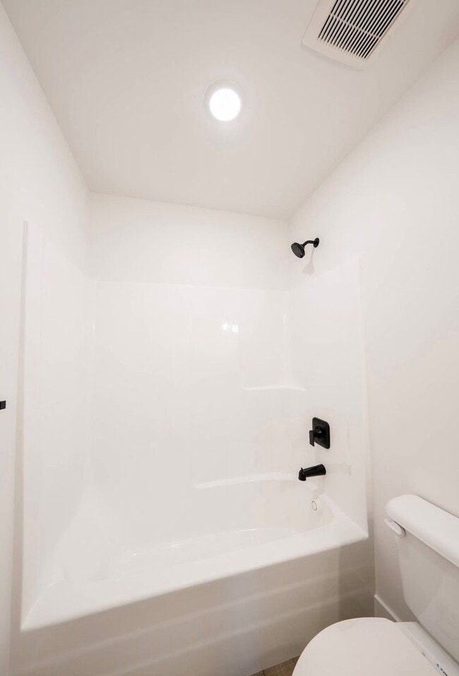 Building Photo - 505 Jeanine Dr