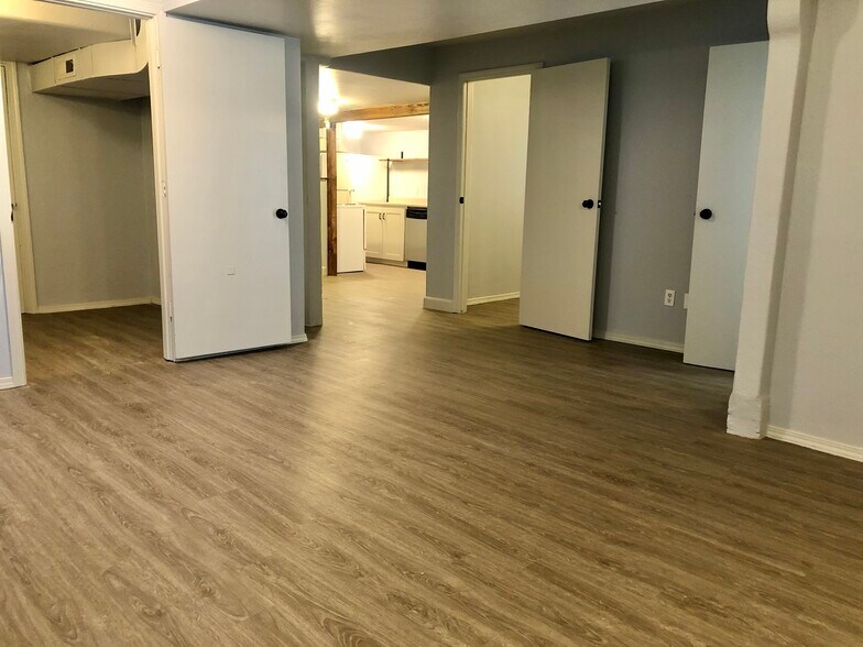 Building Photo - 105 W 2nd St Lower