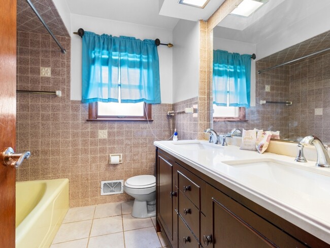 Building Photo - 2916 School St