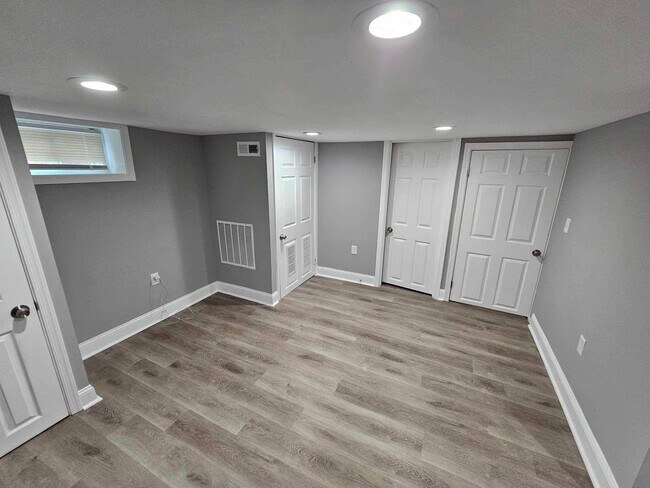 Building Photo - COMING SOON-4 Bedroom Townhouse in Essex