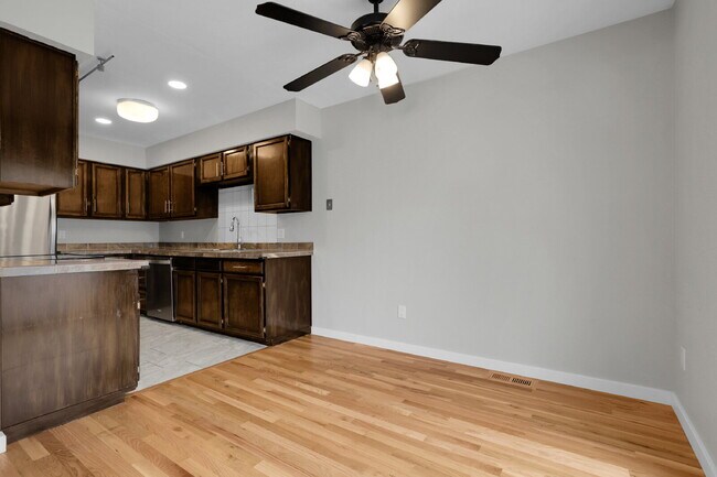 Building Photo - $2,600 - 3 Bed, 1.5 Bath Condo in Aurora w...