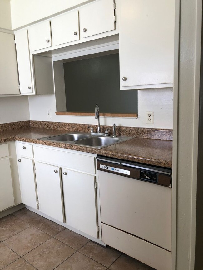 Building Photo - 2 bedroom 2 bath town home in a gated comm...