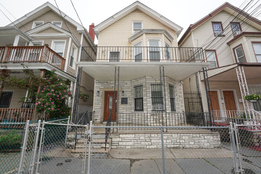 Building Photo - 341 Summer Ave