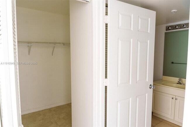 Building Photo - 509 E Sheridan St