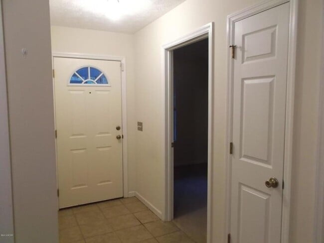 Building Photo - Cozy 3Bed/2Ba Home, Conveniently Located! *1/2 OFF Security Deposit for Active-Duty Military!!*