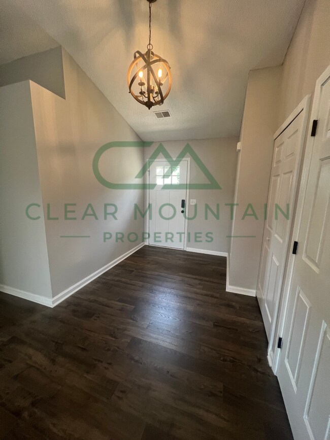 Building Photo - Fully Renovated 4 Bedroom Home – Convenien...