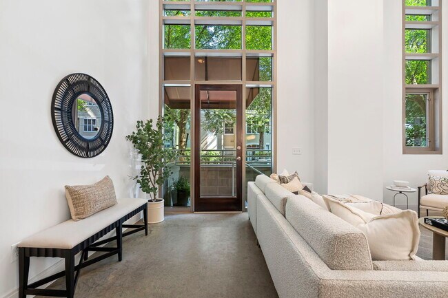 Building Photo - 905 Juniper St NE