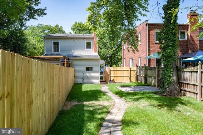 Building Photo - 207 E Nelson Ave