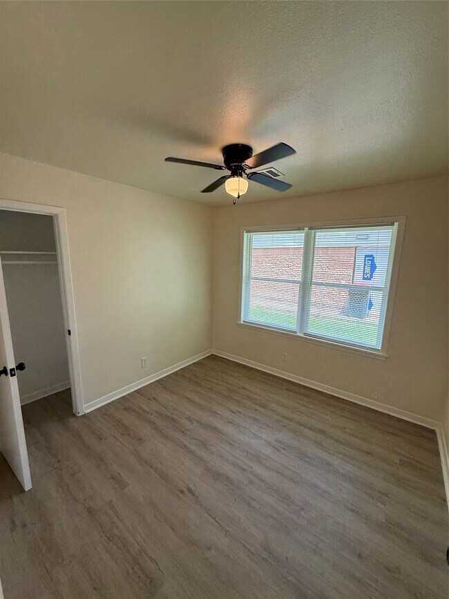 Building Photo - 407 Midway Dr