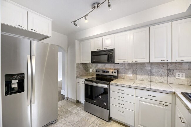 Building Photo - $1000 OFF RENT! Spacious 4bd/2ba Charming Historic Home near Wash Park- Available NOW!