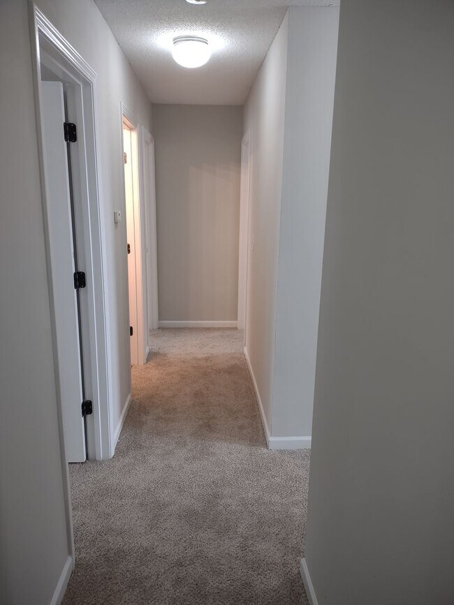 Building Photo - GREAT Four Bedroom Home Located in the Sum...