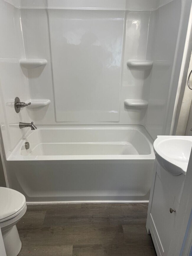 Building Photo - 1542 24th St NE