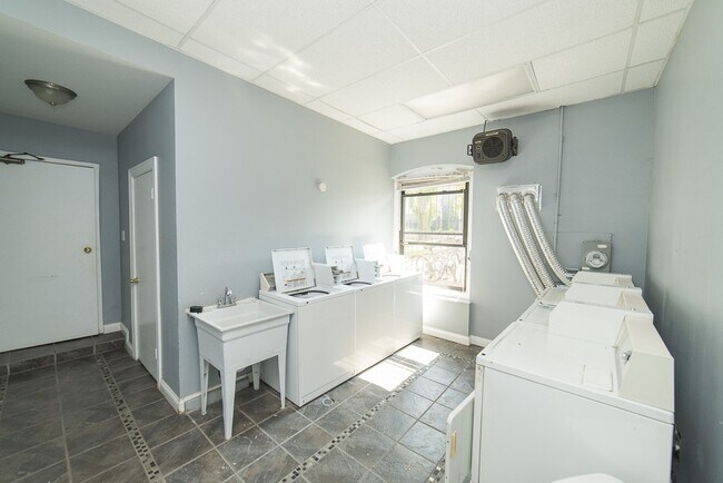 Building Photo - 629.5 W Barry Ave