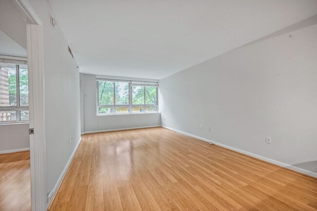 Building Photo - Beautifully Renovated 1BR Condo With Balco...