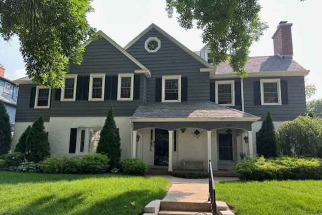 Primary Photo - 2225 E Woodstock Pl