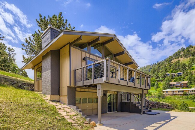 Building Photo - Stunning 4 BDR/2BA Mountain Retreat