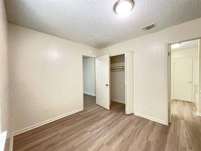 Building Photo - 904 N Meadows Dr