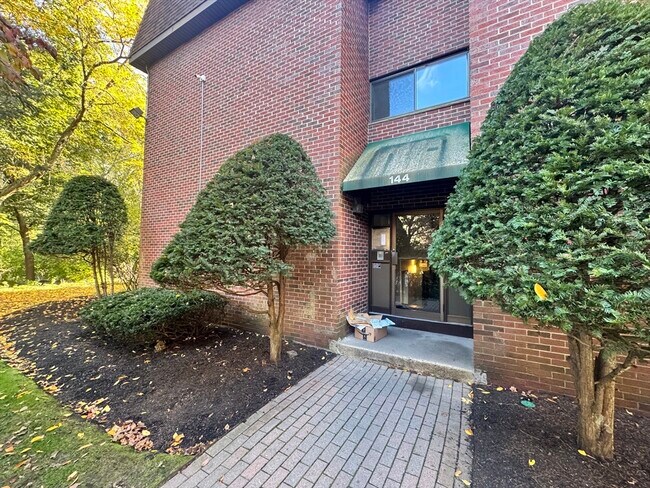 Building Photo - 144 Kenrick St