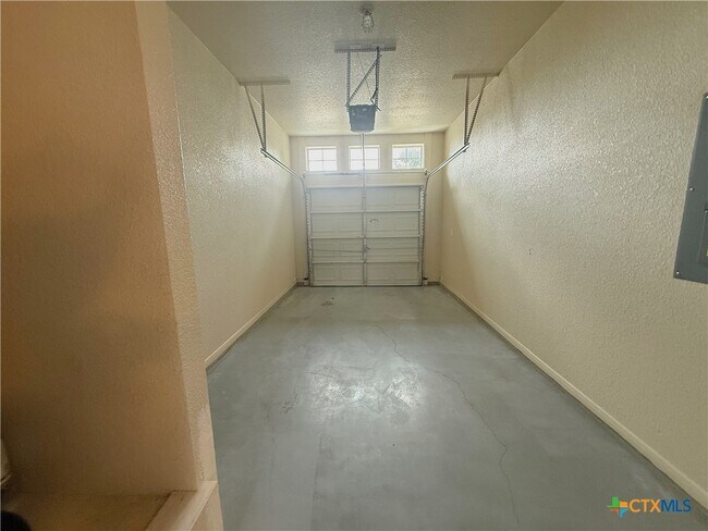 Building Photo - 941 Pinewood Dr