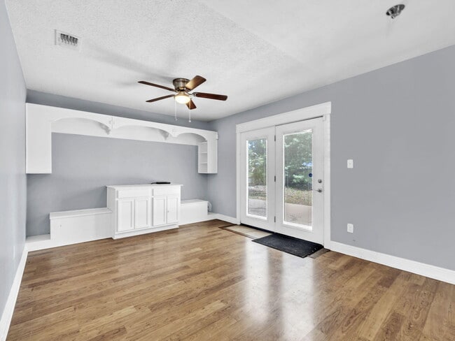 Building Photo - 627 Ferretti Ave