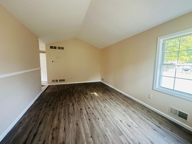 Building Photo - MOVE-IN READY !! BEAUTIFULLY  PROPERTY WIT...