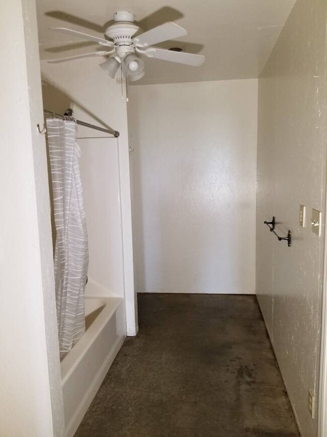 Building Photo - $850 / 1br - Approximately 800 Sq. ft. Cou...