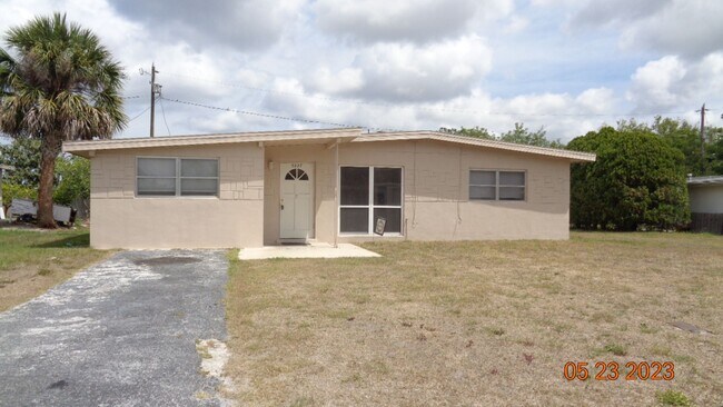 Building Photo - 5227 Tangerine Dr