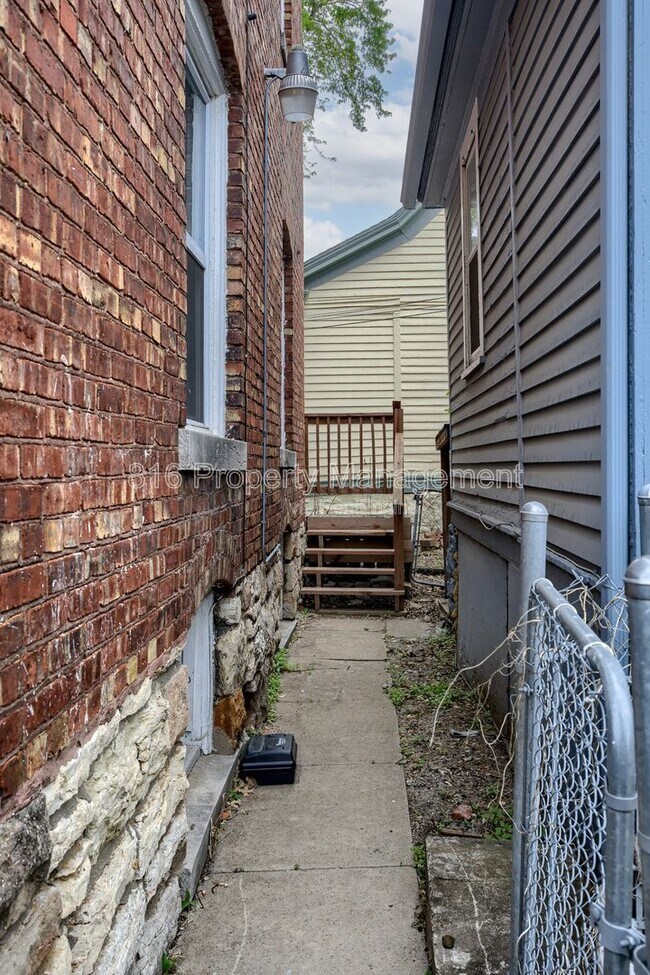 Building Photo - 3233 Charlotte St