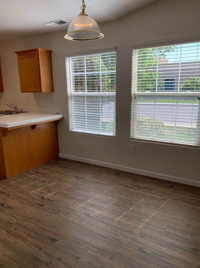 Building Photo - 1905