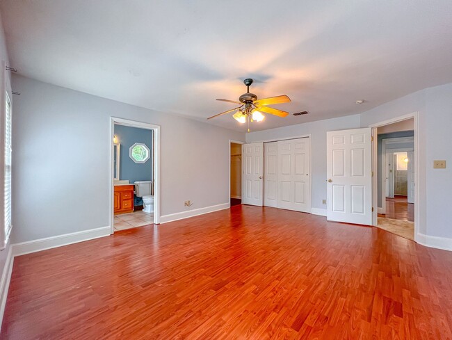 Building Photo - MIDTOWN 5/3.5 w/ 2750 sq ft, Wood Floors, ...