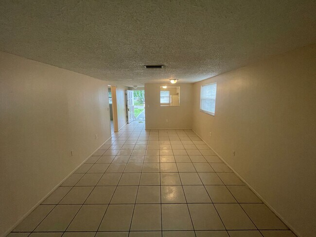 Building Photo - 2/1 Apartment in New Port Richey