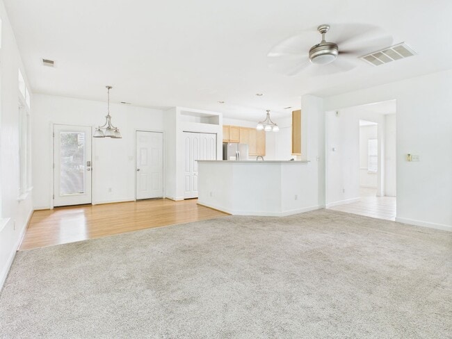 Building Photo - Stunning 4-Bedroom, 2.5-Bathroom Home in t...