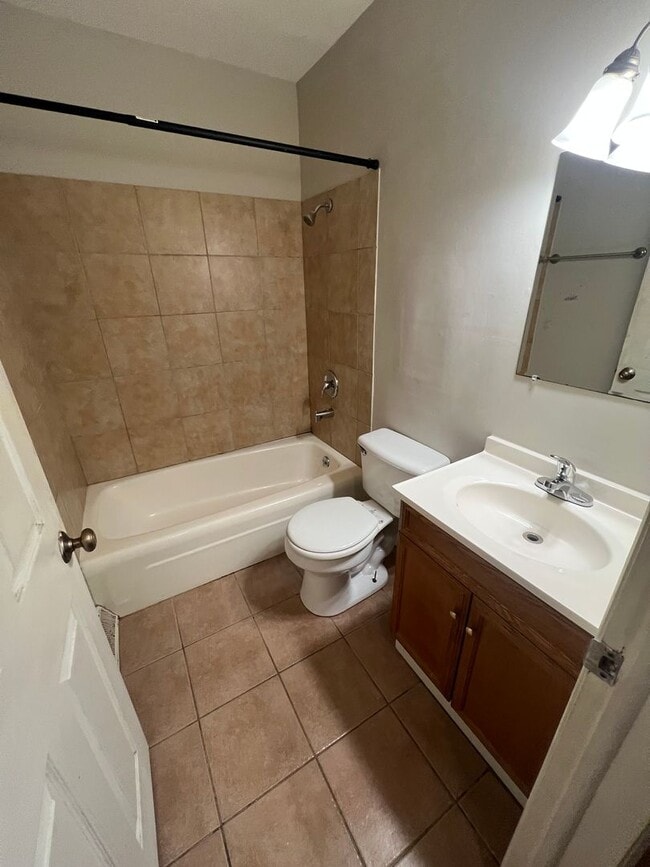 Building Photo - 2316 Yale Blvd