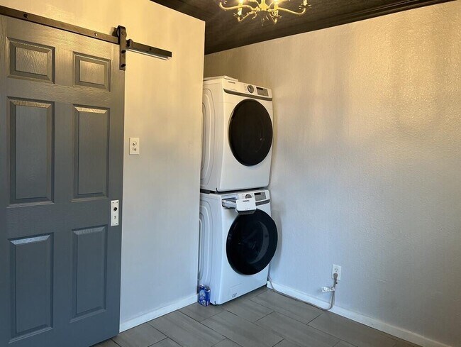 Building Photo - 2618 Idalia Ave