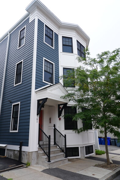 Building Photo - 701 E 2nd St