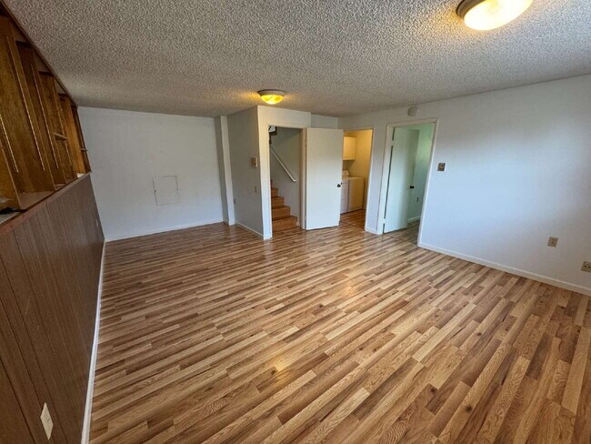 Building Photo - Large 4 Bedroom / 3 Bathroom, Split-level ...