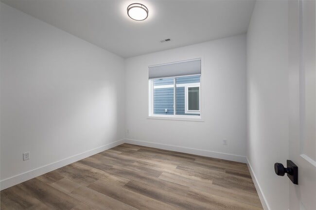 Building Photo - 4607 Pine Crest Dr